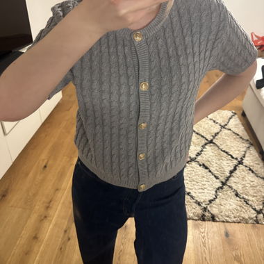 Cardigan à manches courtes gris avec boutons