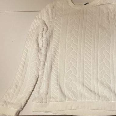 Weisser Flausch-Pulli mit „Strick-effekt“