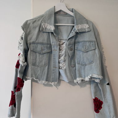 Cropped Denim Jacke mit Rosenstickerei – Gr. S