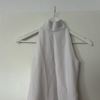 Top bianco crema a collo alto