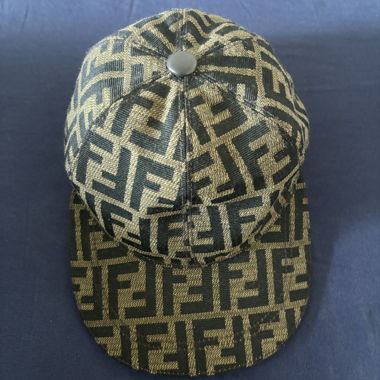 Cappellino Fendi con stampa FF