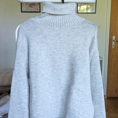 Grauer Rollkragenpullover