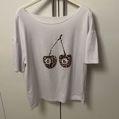 Weisses T-Shirt mit Kirschen