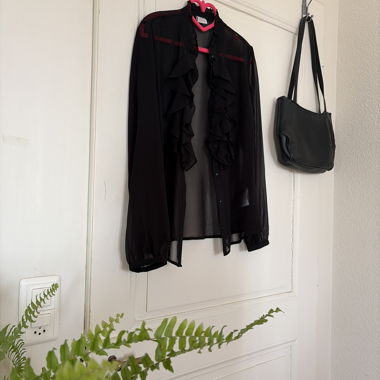 Elegante schwarze Bluse mit Volants