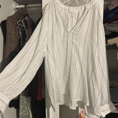 Blouse blanche à rayures bleues
