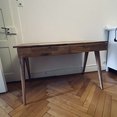 Scrivania in legno con cassetti