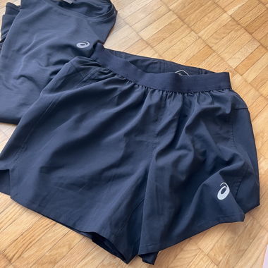 Asics Sport-Shorts und Shirt Set Gr. S