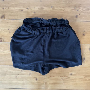 Shorts en satin noir