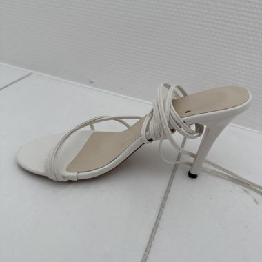 Sandalo con tacco alto bianco a listini