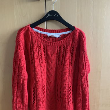 Strahlend roter Pullover mit Zopfmuster