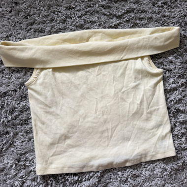 Buttergelbes Oberteil