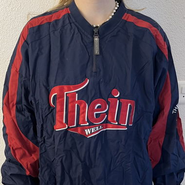 Blauer Windbreaker mit rot/weissen Details