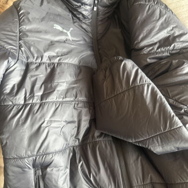 Schwarz gepolsterte Puma-Jacke