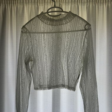 Top in mesh bianco con motivo lavorato a maglia