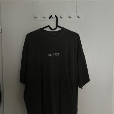 Basic Graues Shirt mit Be Nice Print