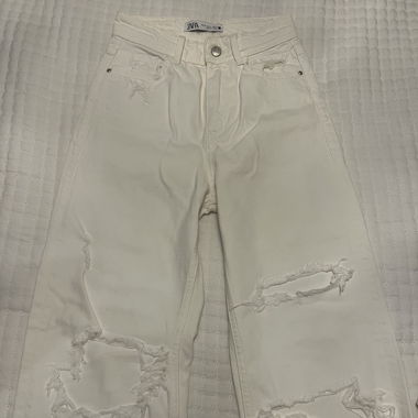 White distressed jeans
