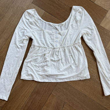 Weisses Langarm-Top mit Knopfleiste