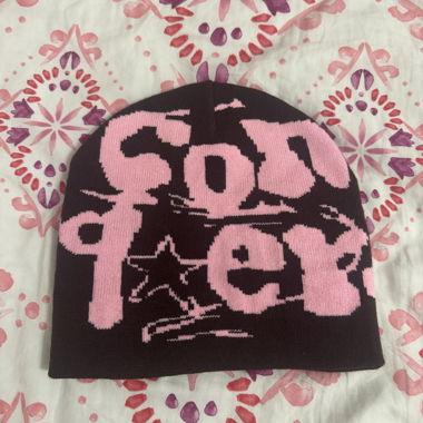Braune Beanie-Mütze mit pinkem Print