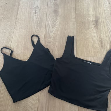 Top nero con spalline sottili