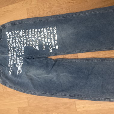 Jeans con stampa grafica