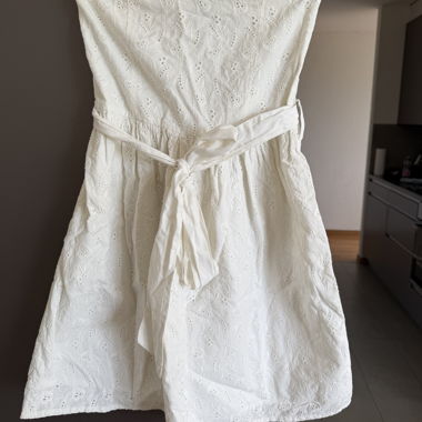 Weisses besticktes Bustierkleid