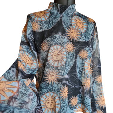 Transparente Bluse mit blau-gelbem Sonnen- und Sternenmuster