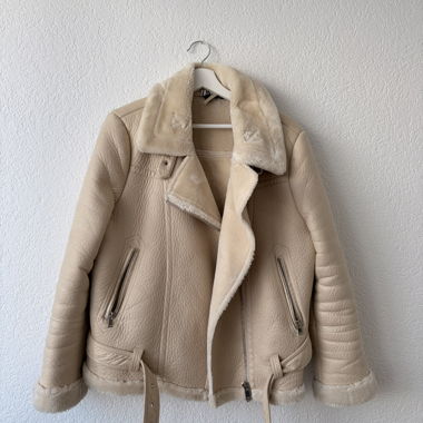 Giacca beige in finta pelle di agnello