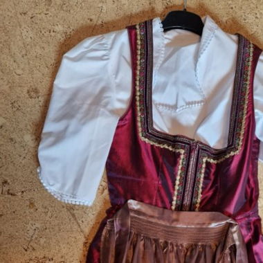 Dirndl mit Bluse und Schürze