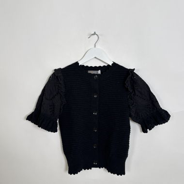 Schwarzer Strickoberteil mit Ärmeln aus Spitze