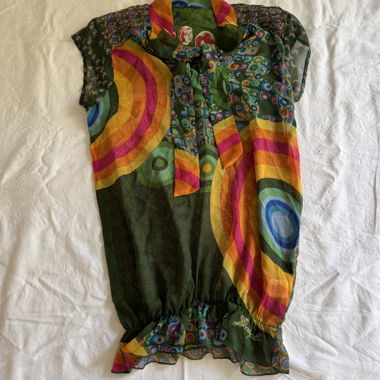 Top in chiffon vintage con motivo
