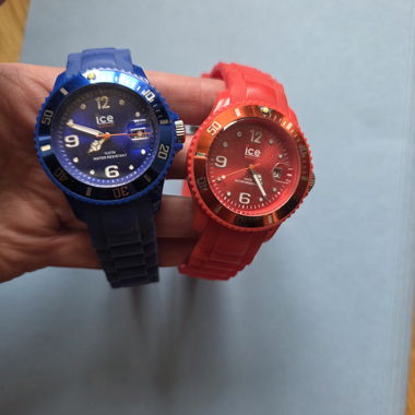 Montres ICE Watch bleue et rouge