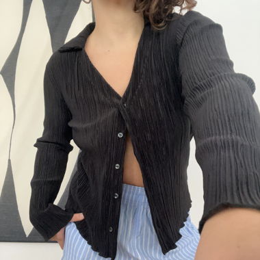schwarze bluse mit v-ausschnitt