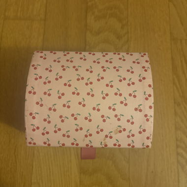 Petite valisette rose à motif cerises