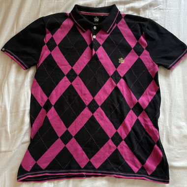 Chemise polo à carreaux roses et noirs au style Y2K