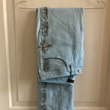 Hellblaue Hose mit Perlenstickerei an den Seiten