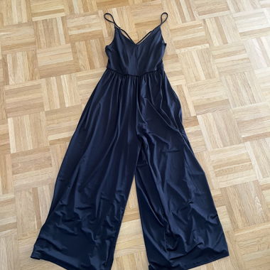 Schwarzer Jumpsuit, Grösse S, Bershka