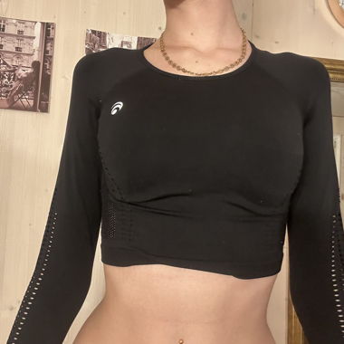 Black long-sleeve crop sports top