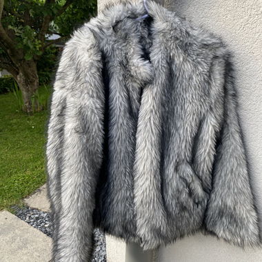 Graue Kunstpelzjacke