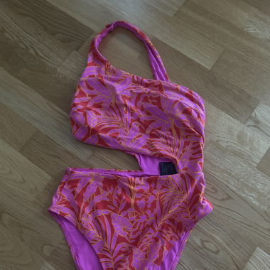 Maillot 1 pièce trou 