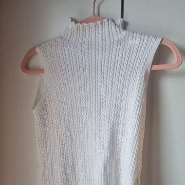 Sleeveless White Ribbet Knit Top