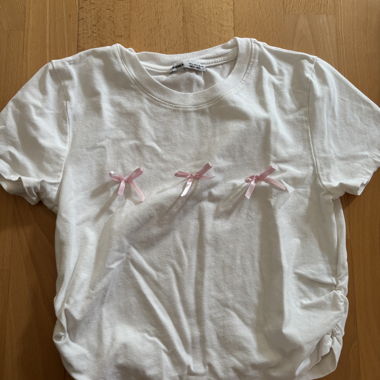 Top corto bianco con fiocchi