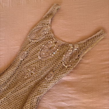 Beige Häkelkleid mit Pailletten