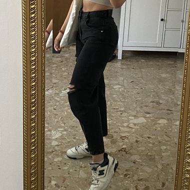 Schwarze Jeans mit Loch