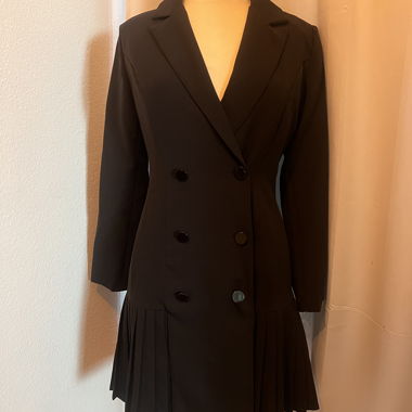 Robe-blazer noire croisée à jupe plissée