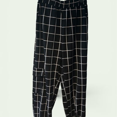 Pantaloni cargo neri a quadri