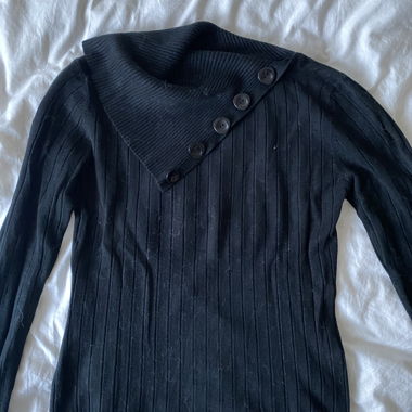 Maglia nera a coste asimmetrica a maniche lunghe