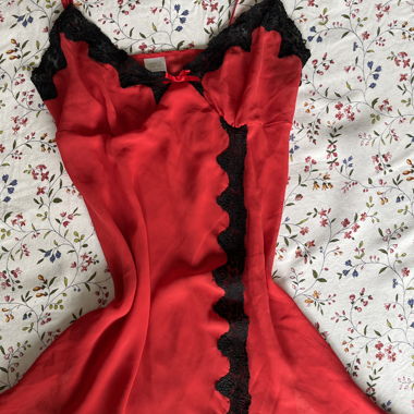 Red slip, black lace Romantic