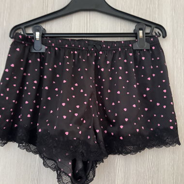 Short neri con cuori rosa