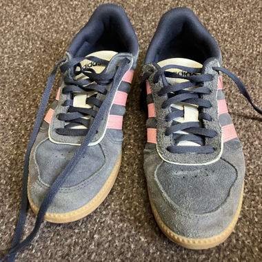 Adidas sneaker blu con strisce rosa