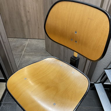 Chaise d’atelier en bois avec roulettes 